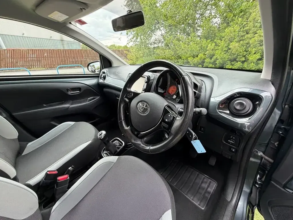Begagnad Toyota Aygo x-press 68 HK (50 kW) 2018 Grå Halvkombi