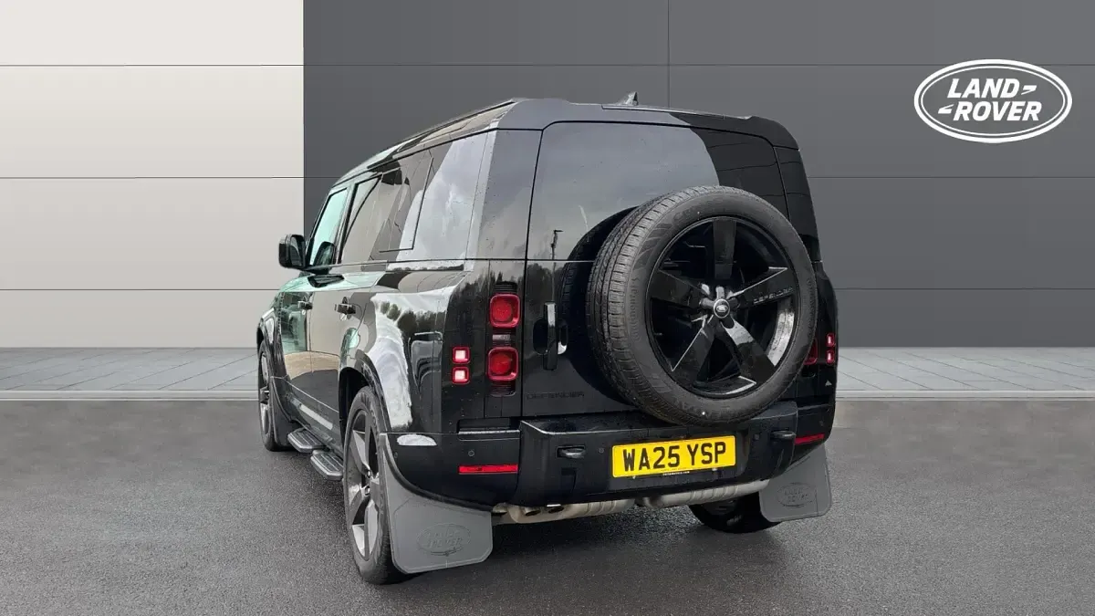 Used Land Rover Defender SE Dynamic 249 HP (183 kW) 2025 Santorini black SUV