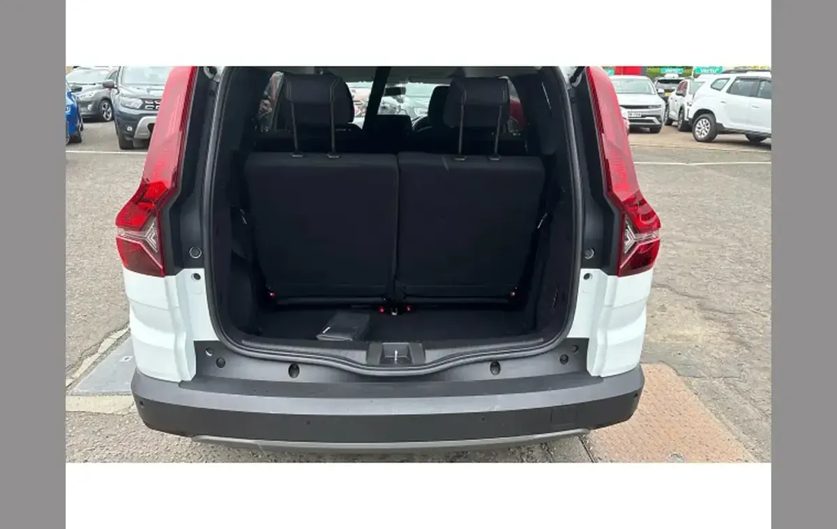 Used Dacia Jogger Expression 141 HP (103 kW) 2023 White MPV