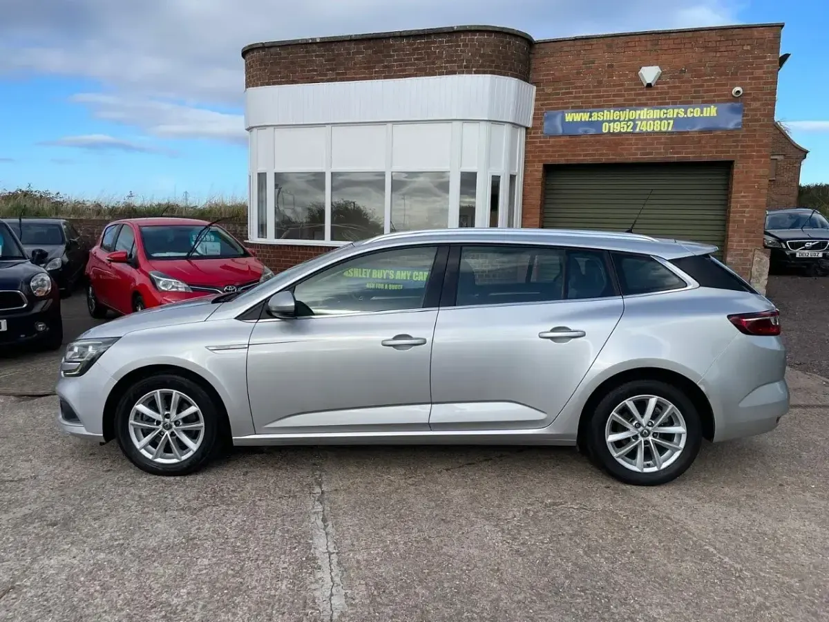 Used Renault Mégane GrandTour Dynamique 2017 Silver Estate