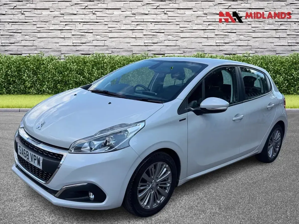 Used Peugeot 208 Signature Sky 82 HP (60 kW) 2018 White Hatchback