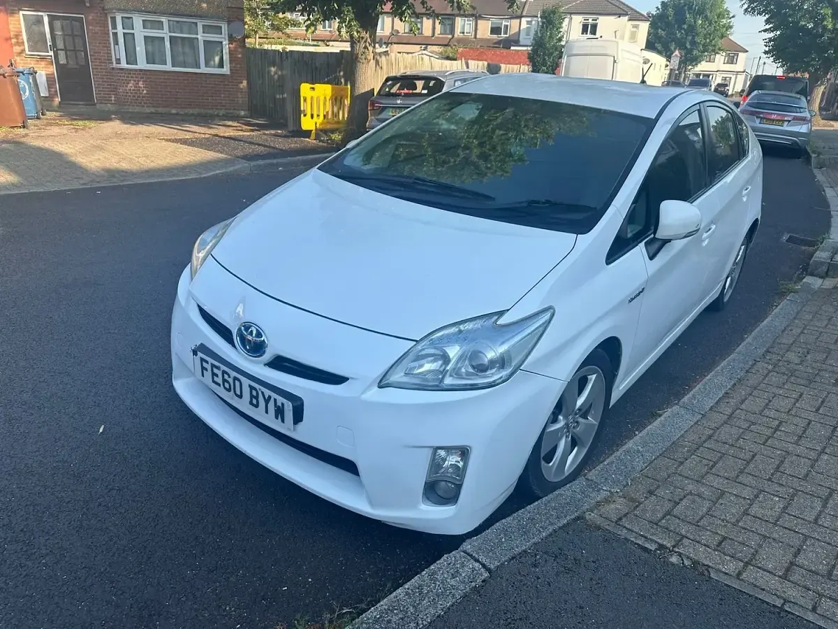 Used Toyota Prius T4 134 HP (98 kW) 2010 White Hatchback