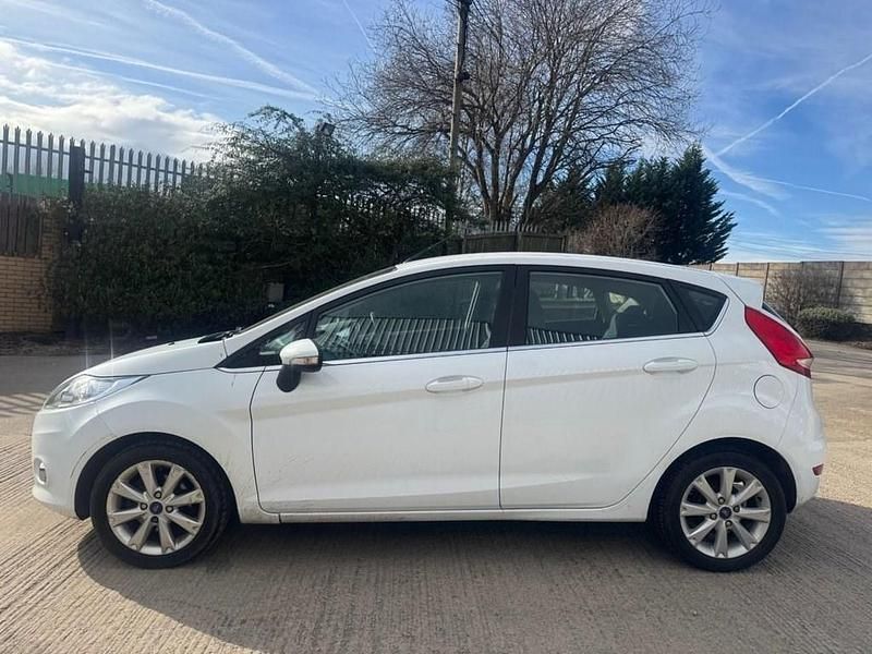 Used Ford Fiesta Zetec 81 HP (59 kW) 2011 White Hatchback