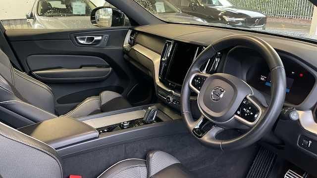 Used Volvo XC60 R-Design 247 HP (181 kW) 2022 SUV