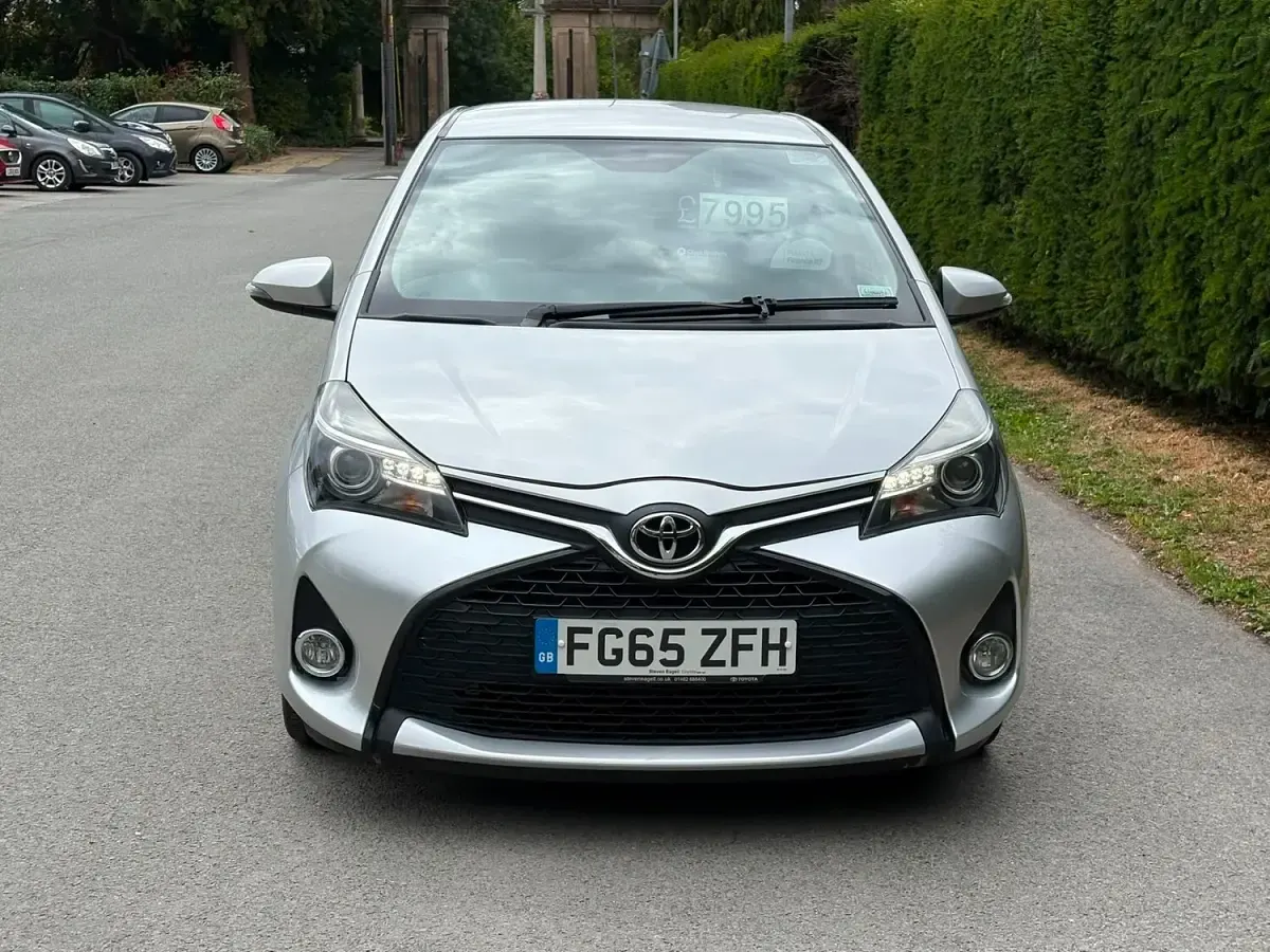 Used Toyota Yaris Sport 99 HP (72 kW) 2015 Silver Hatchback