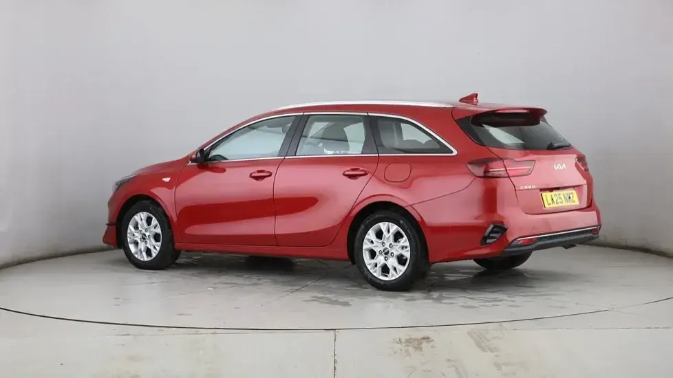 Usado Kia Ceed 138 HP (101 kW) 2025 Vermelho Citadino