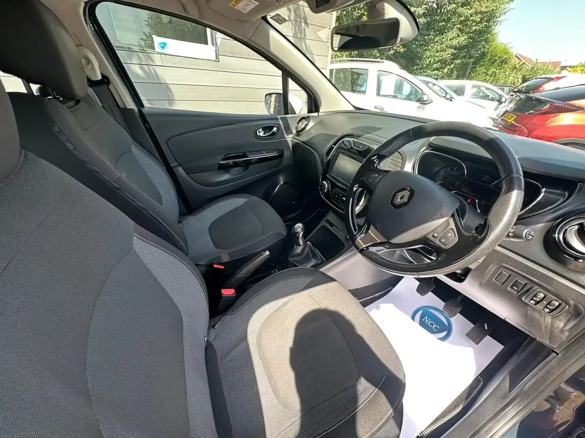 Used Renault Captur Dynamique 90 HP (66 kW) 2016 Blue/cream SUV