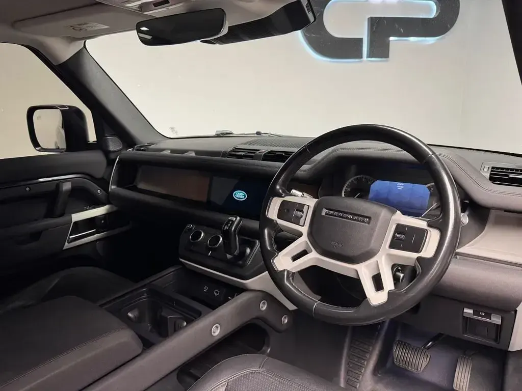 Used Land Rover Defender SE 250 HP (183 kW) 2021 Black Estate