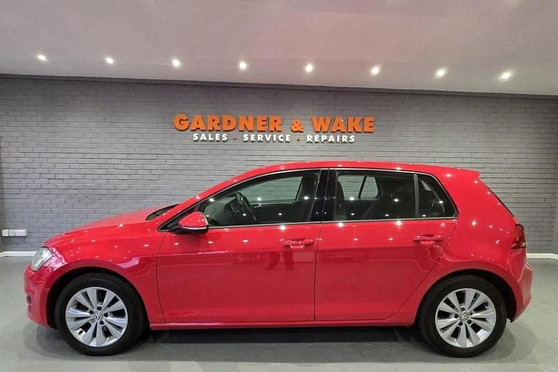 Used VW Golf VII SE 122 HP (89 kW) 2013 Red Hatchback