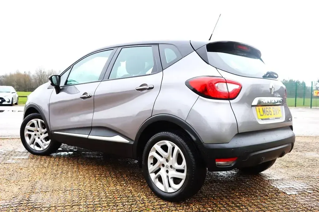 Used Renault Captur Dynamique 90 HP (66 kW) 2016 Grey/black SUV