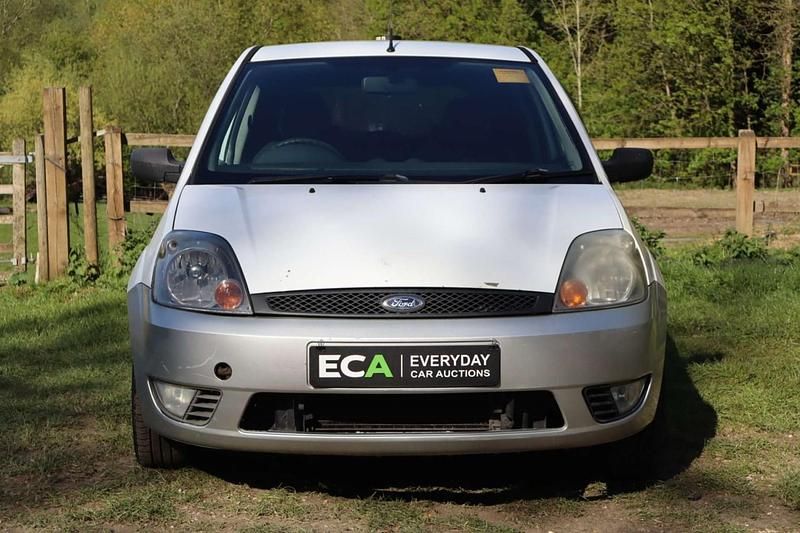Używany Ford Fiesta 67 KM (49 kW) 2008 Biały Hatchback