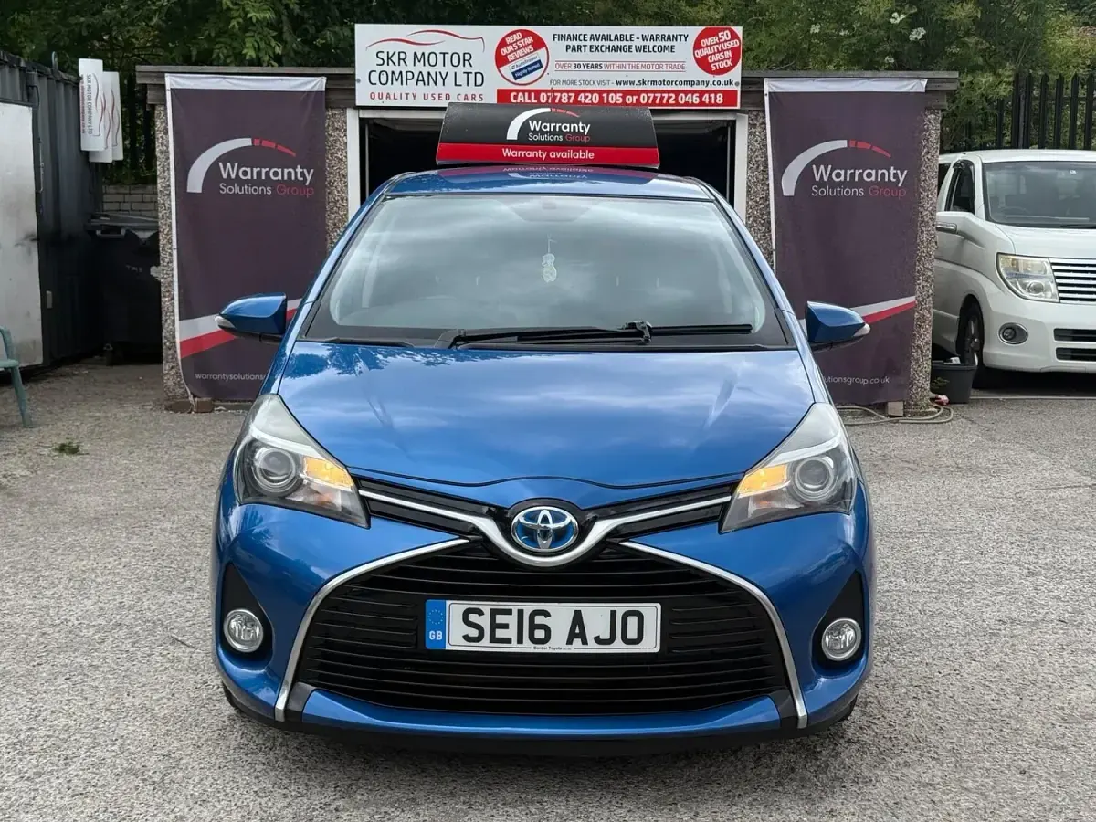 Used Toyota Yaris 100 HP (73 kW) 2016 Blue Hatchback