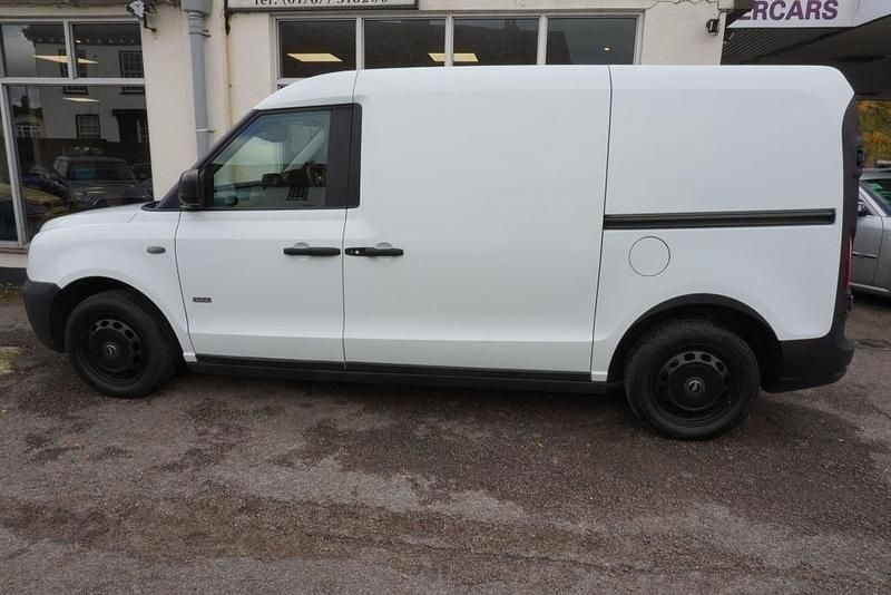 Used LEVC VN5 City 148 HP (108 kW) 2023 White MPV