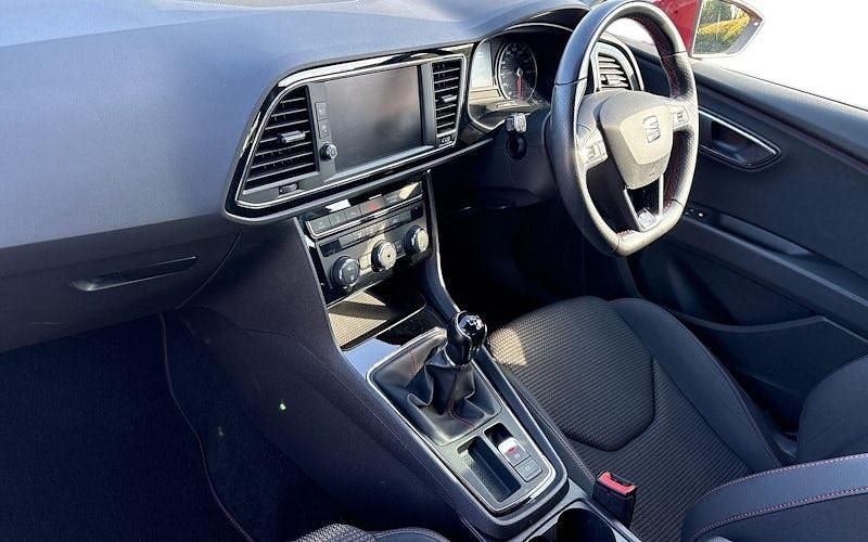Begagnad Seat Leon FR 131 HK (96 kW) 2020 Röd Halvkombi
