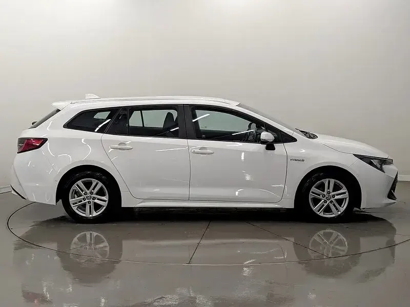 Used Toyota Corolla 122 HP (89 kW) 2020 White Estate