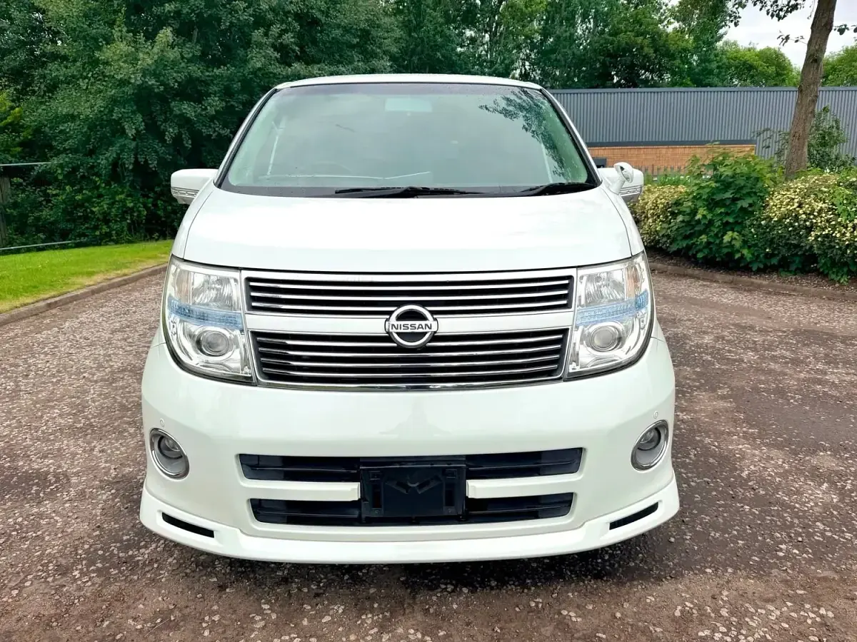 Used Nissan Elgrand 2009 Pearl white MPV