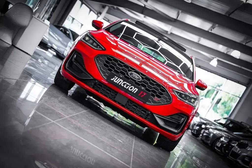 Used Ford Focus ST 280 HP (205 kW) 2022 Red Hatchback