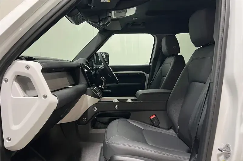 Usado Land Rover Defender SE Dynamic 245 HP (180 kW) 2025 Branco SUV