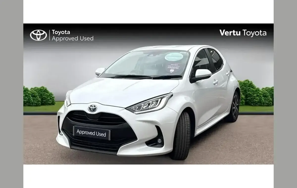 Used Toyota Yaris Design 116 HP (85 kW) 2023 White Hatchback