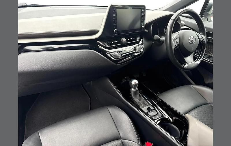 Used Toyota C-HR 120 HP (88 kW) 2021 White SUV