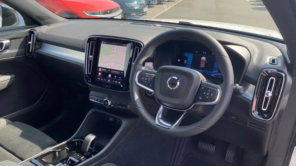 New Volvo XC40 Plus 163 HP (119 kW) 2026 White SUV