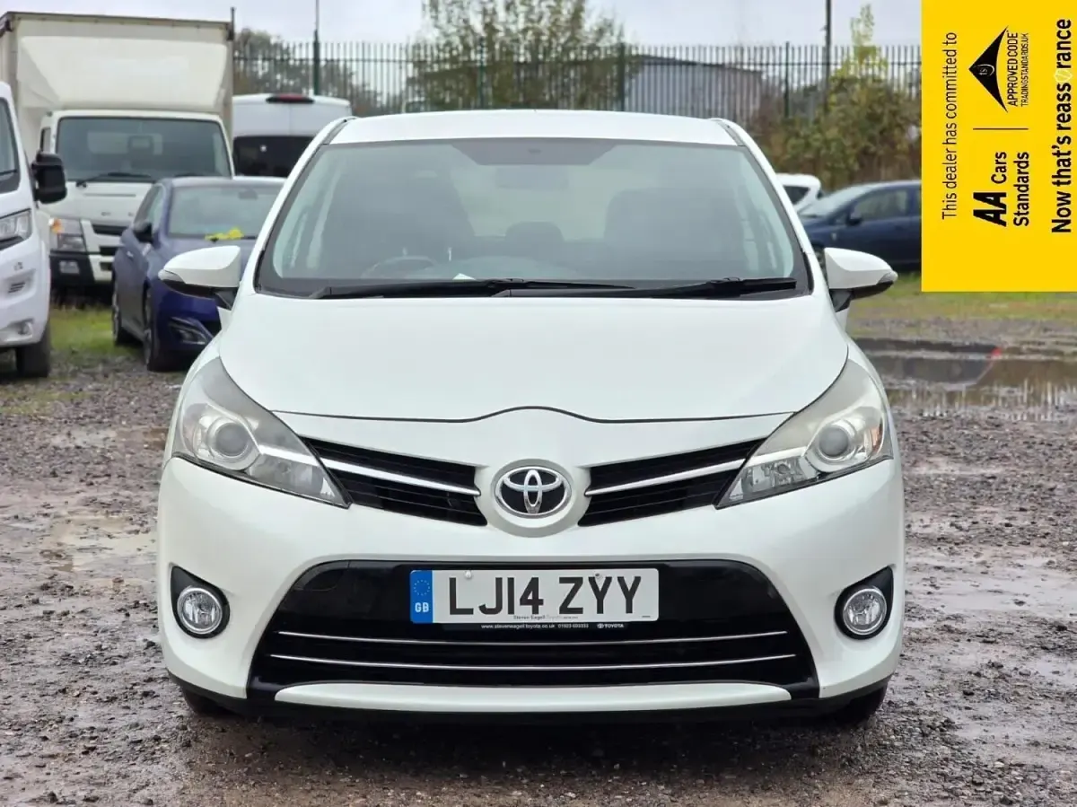 Usado Toyota Verso Multidrive S 147 HP (108 kW) 2014 Branco Monovolume