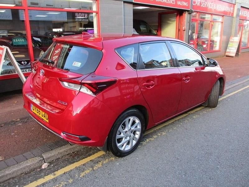Used Toyota Auris 116 HP (85 kW) 2016 Red Hatchback