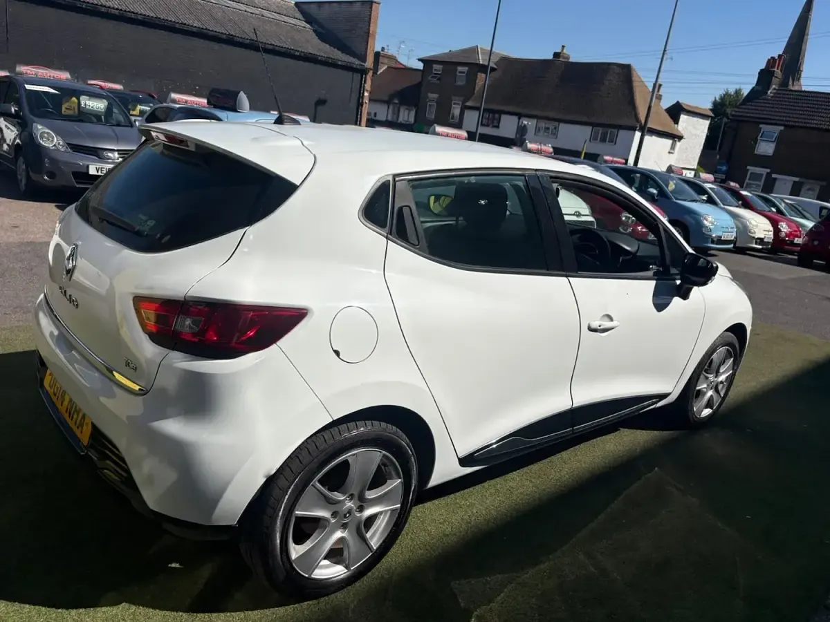 Used Renault Clio Dynamique 90 HP (66 kW) 2014 White Hatchback