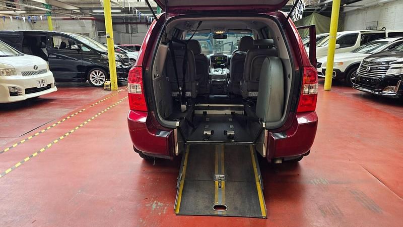 Red Used 2011 Kia Sedona MPV | £9,895 - Image 1/4