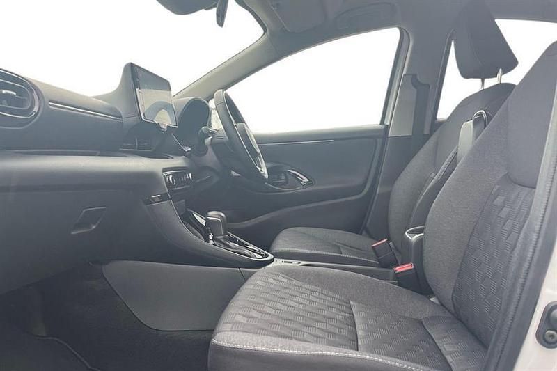 Used Toyota Yaris Hybrid Design 116 HP (85 kW) 2025 White Hatchback