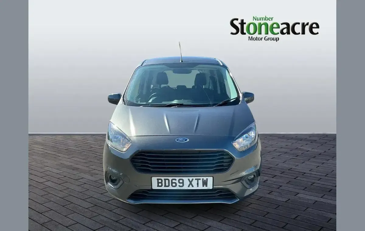 Usado Ford Tourneo Courier Zetec 99 CV (72 kW) 2019 Gris Monovolumen
