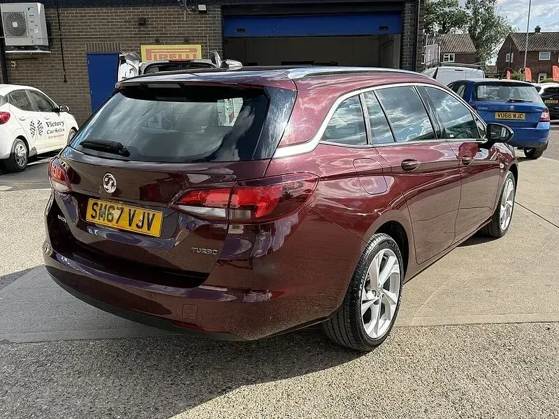 Used Vauxhall Astra SRi 150 HP (110 kW) 2018 Red Estate