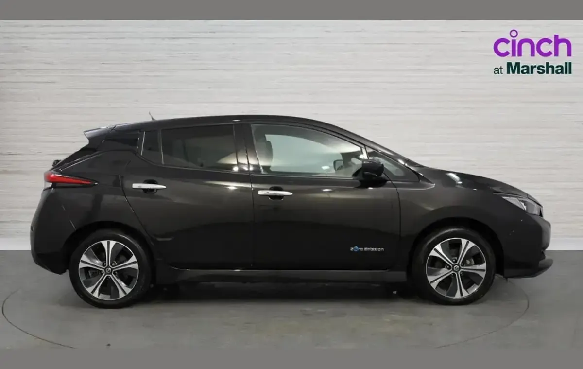 Begagnad Nissan Leaf Tekna 160 kW (218 HK) 2020 Svart Halvkombi