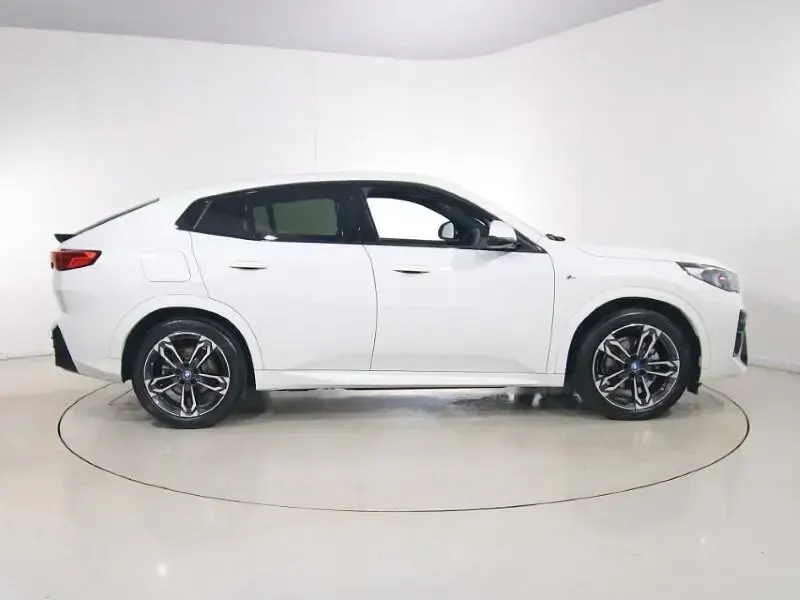 Begagnad BMW iX2 M Sport 147 kW (201 HK) 2024 Vit SUV