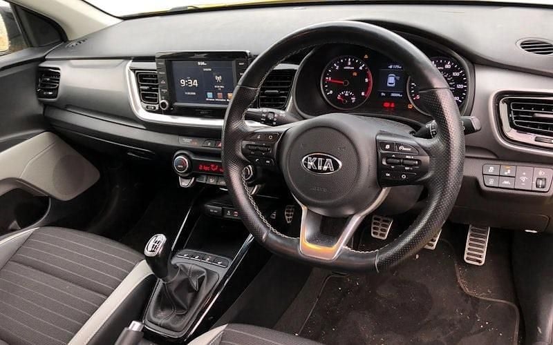 Used Kia Stonic First Edition 110 HP (80 kW) 2017 Yellow SUV
