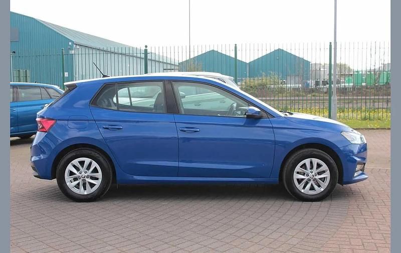 Begagnad Skoda Fabia Comfort 108 HK (79 kW) 2022 Blå Halvkombi