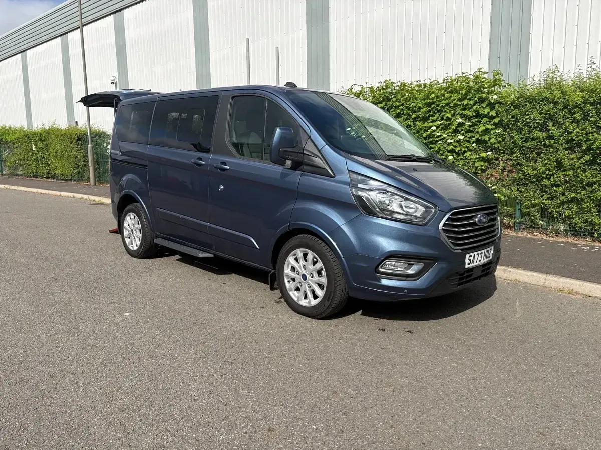 Used Ford Tourneo Titanium 130 HP (95 kW) 2023 Blue MPV