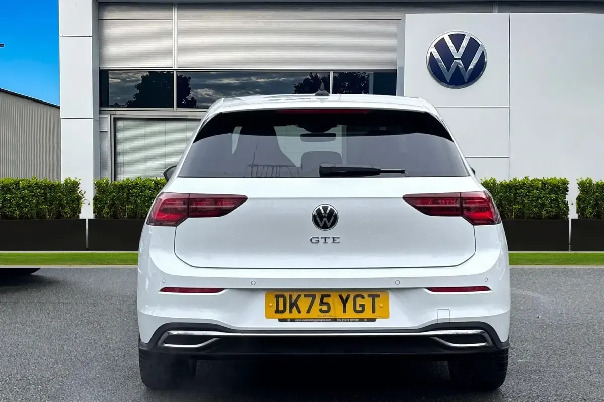 Begagnad VW Golf VIII GTE 245 HK (180 kW) 2025 Vit Halvkombi