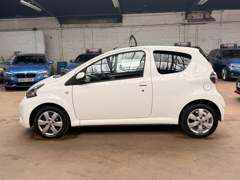 Used Toyota Aygo 68 HP (50 kW) 2012 White Hatchback