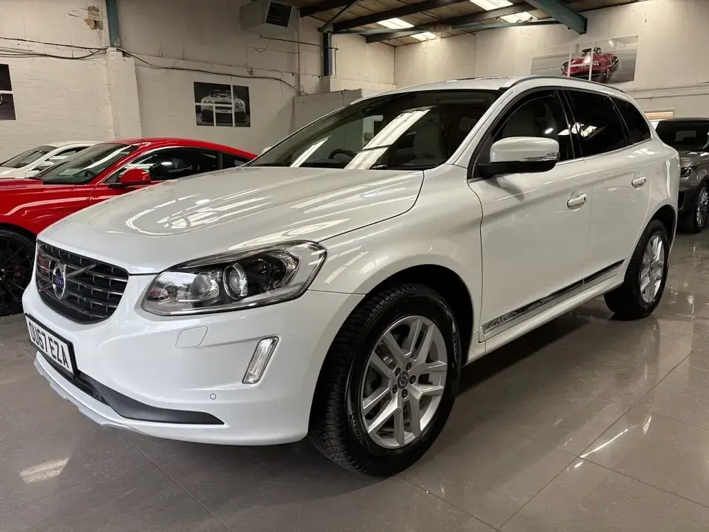 Used Volvo XC60 SE Lux 215 HP (158 kW) 2017 White SUV