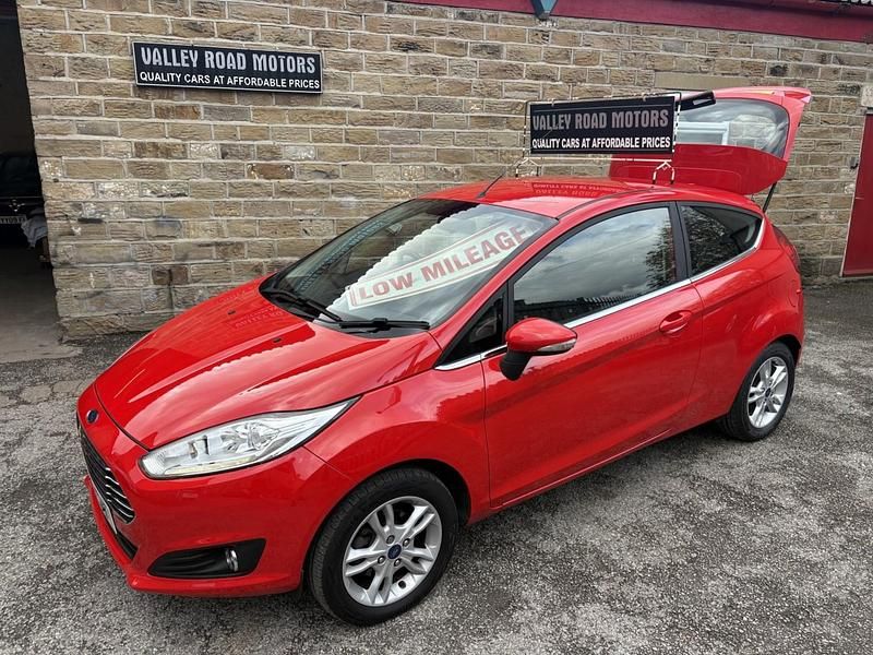 Red Used 2017 Ford Fiesta Zetec Hatchback | £6,995 (Good price) - Image 1/4