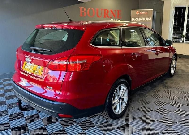 Used Ford Focus Zetec 125 HP (91 kW) 2016 Red Estate