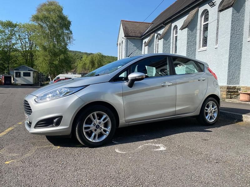 Usado Ford Fiesta Zetec 82 HP (60 kW) 2017 Prateado Citadino
