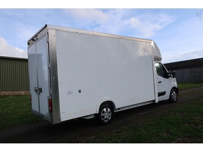 Used Nissan Interstar Tekna 145 HP (106 kW) 2025 White Van