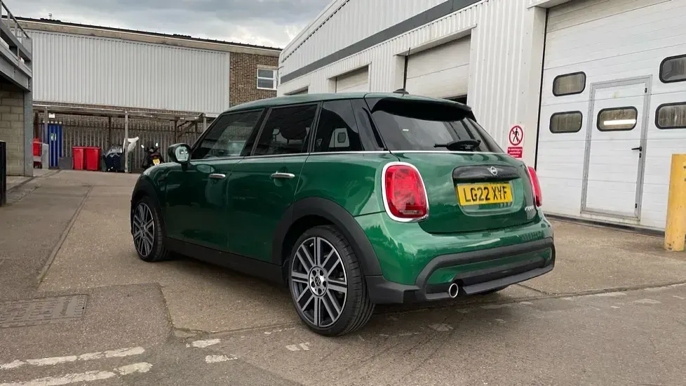 Begagnad Mini Cooper Exclusive 134 HK (98 kW) 2022 Grön Halvkombi