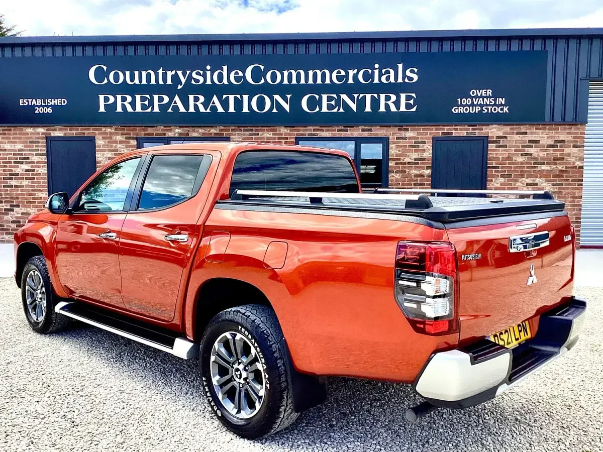 Used Mitsubishi L200 150 HP (110 kW) 2021 Orange Pickup