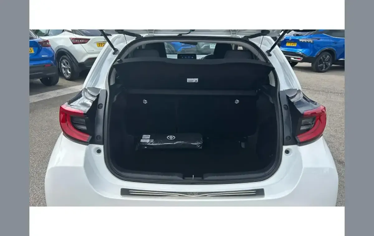 Used Toyota Yaris Design 116 HP (85 kW) 2024 White Hatchback
