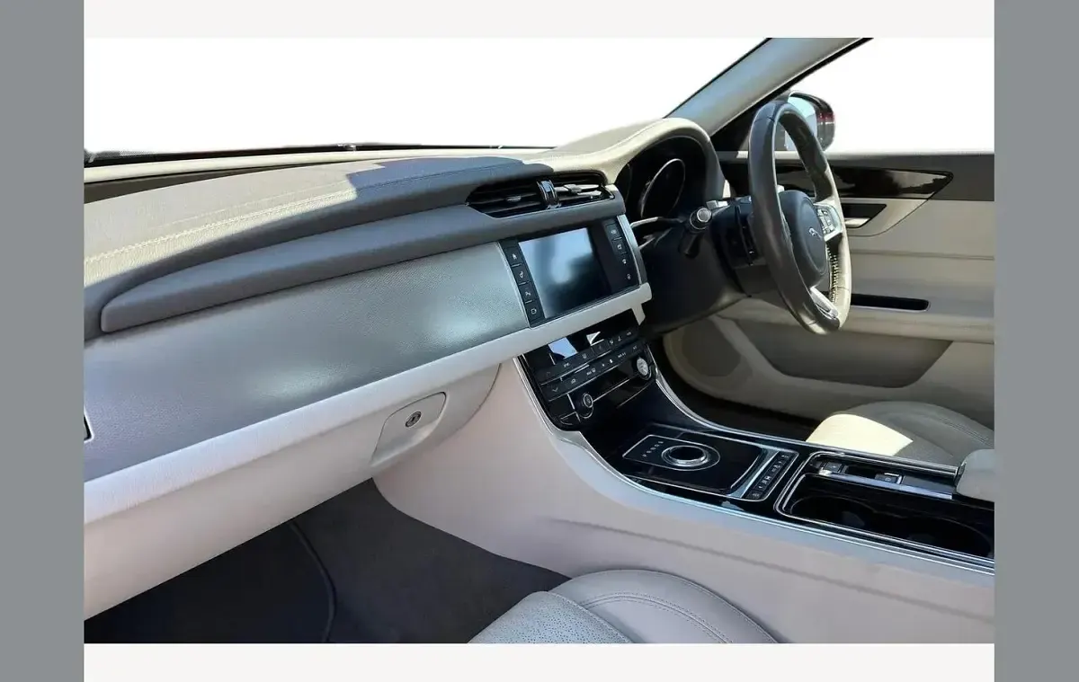 Used Jaguar XF Prestige 250 HP (183 kW) 2017 Red Sedan