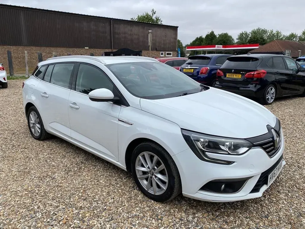 Used Renault Mégane GrandTour Dynamique 110 HP (80 kW) 2017 White Estate