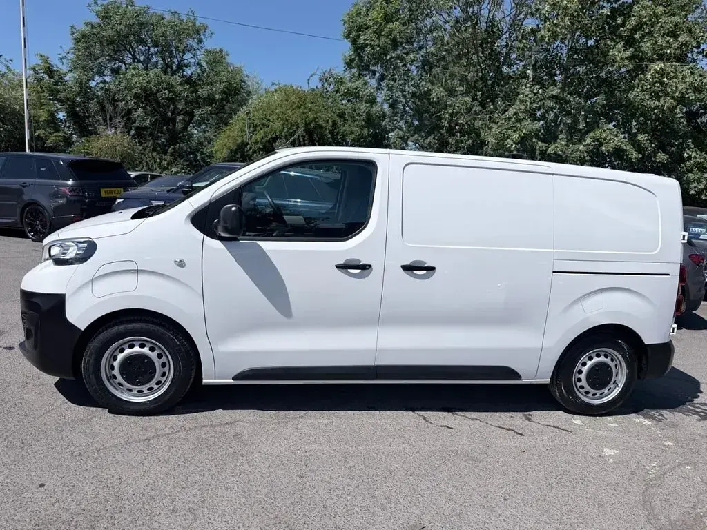 Used Peugeot e-Expert 100 kW (136 HP) 2021 White Van